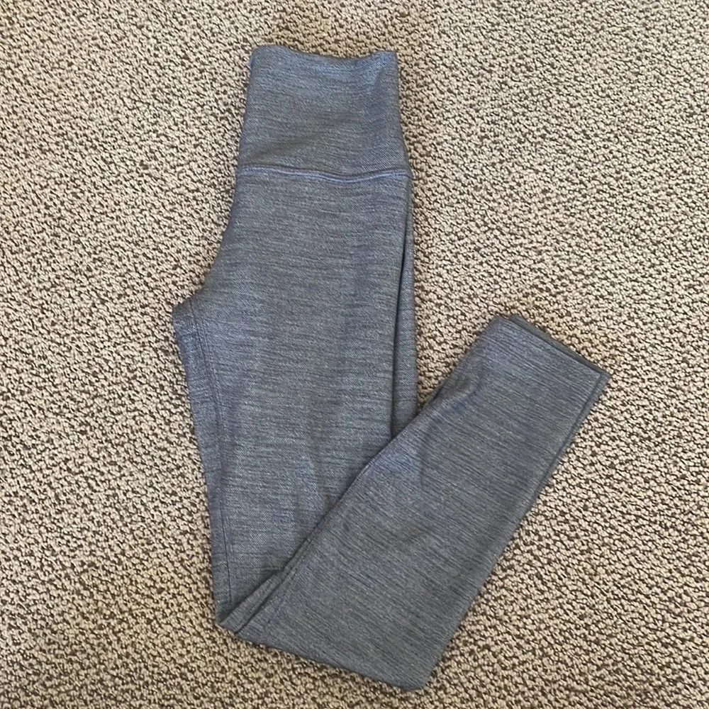 Like new high rise Lululemon leggings - Picture 2 of 6
